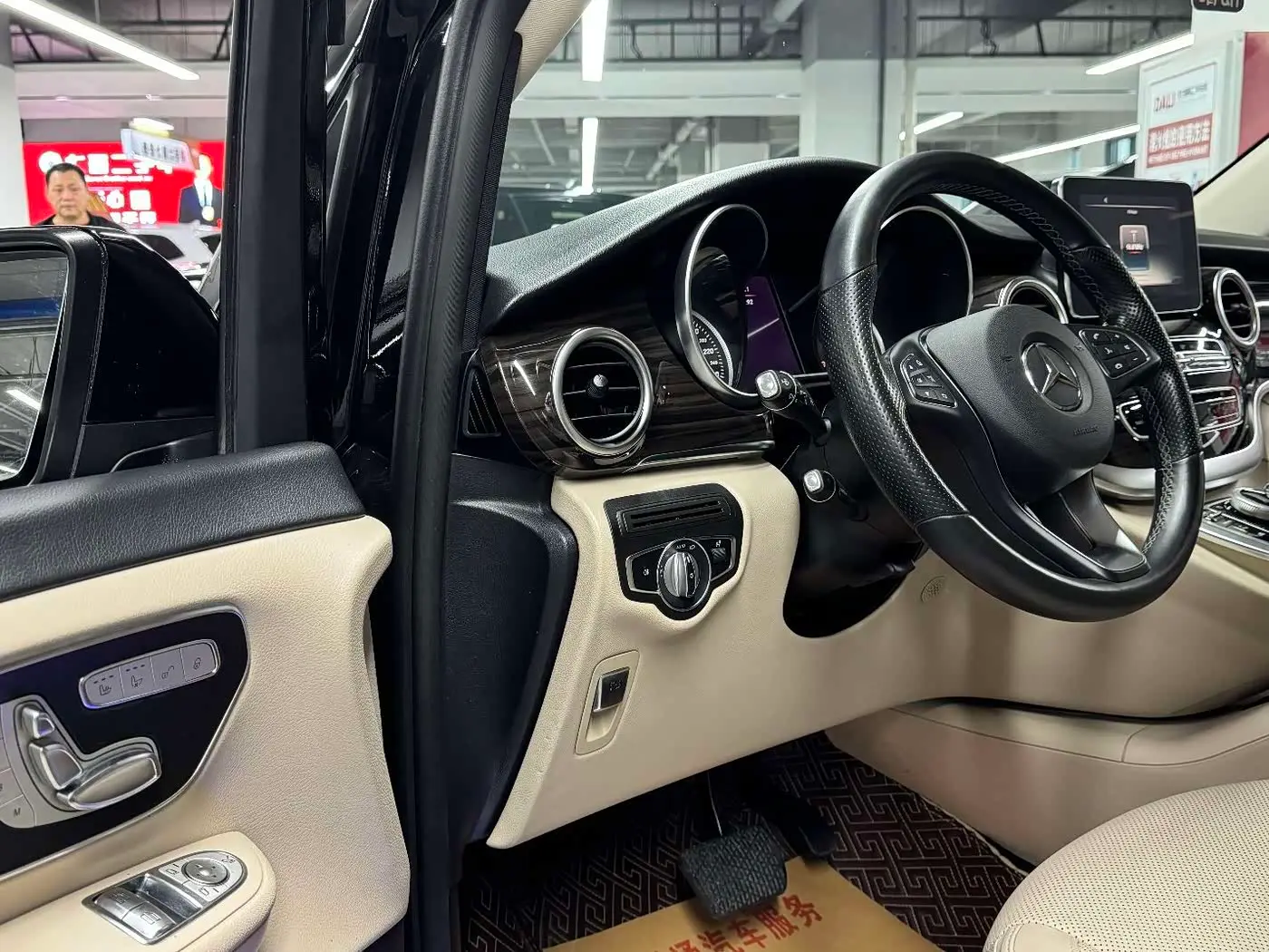 Mercedes-Benz V-Class 2019 — Photo 4/12
