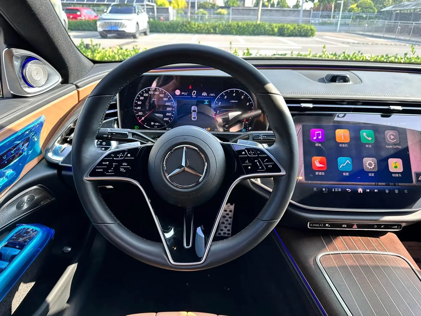 Mercedes-Benz E-Class 2024 — Photo 9/11