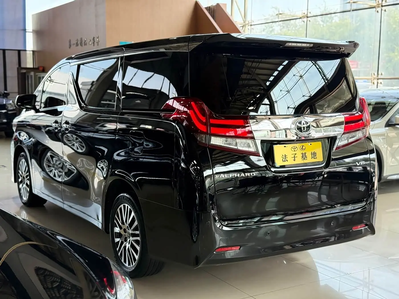 Toyota Alphard 2018 — Фото 18/20