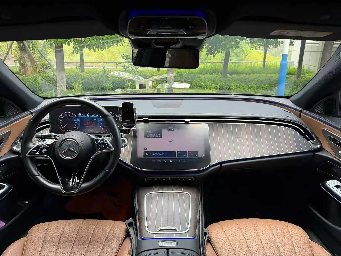 Mercedes-Benz E-Class 2024 — Photo 5/9