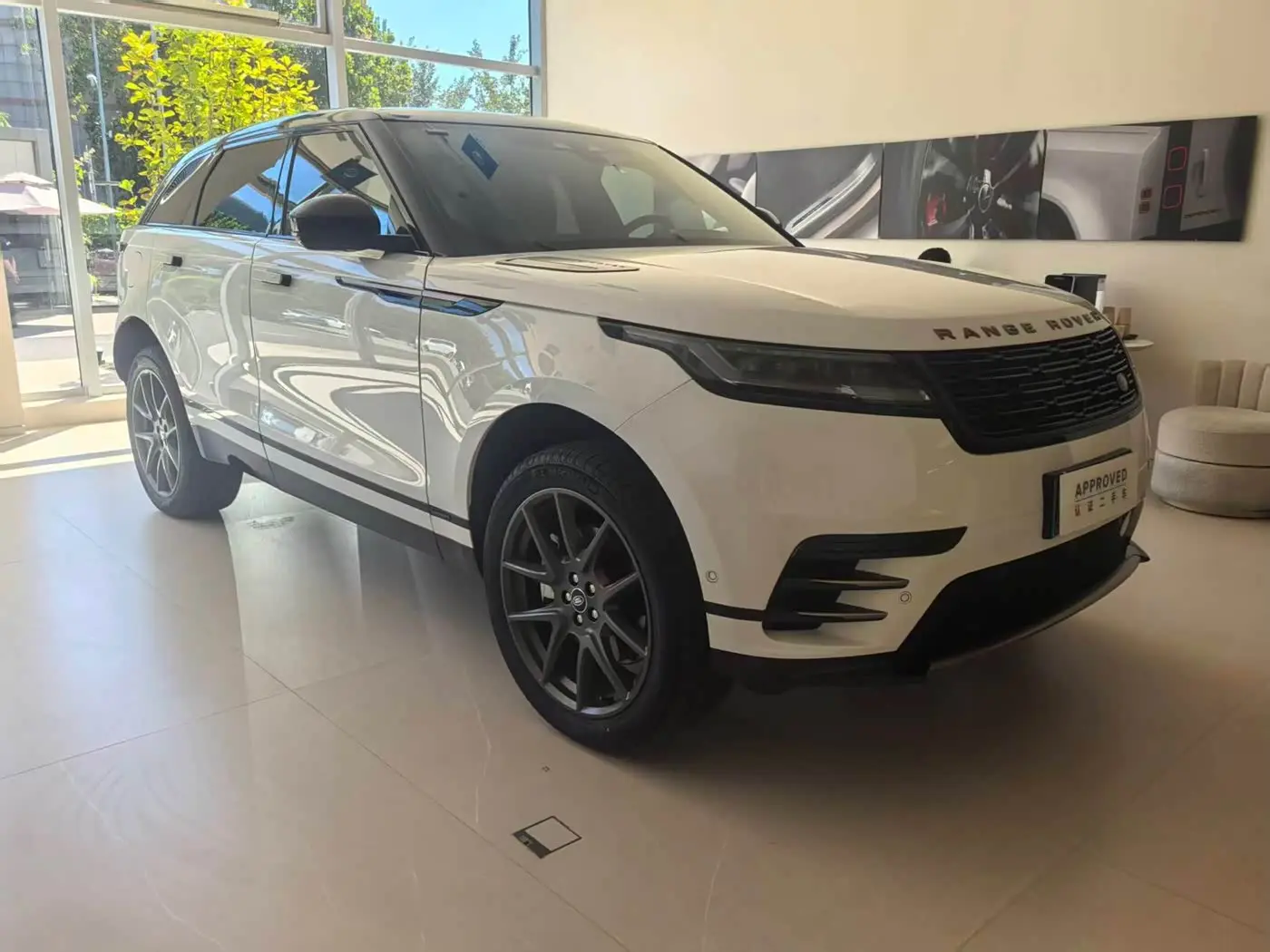 Land Rover Range Rover Velar 2026 — Фото 2/12