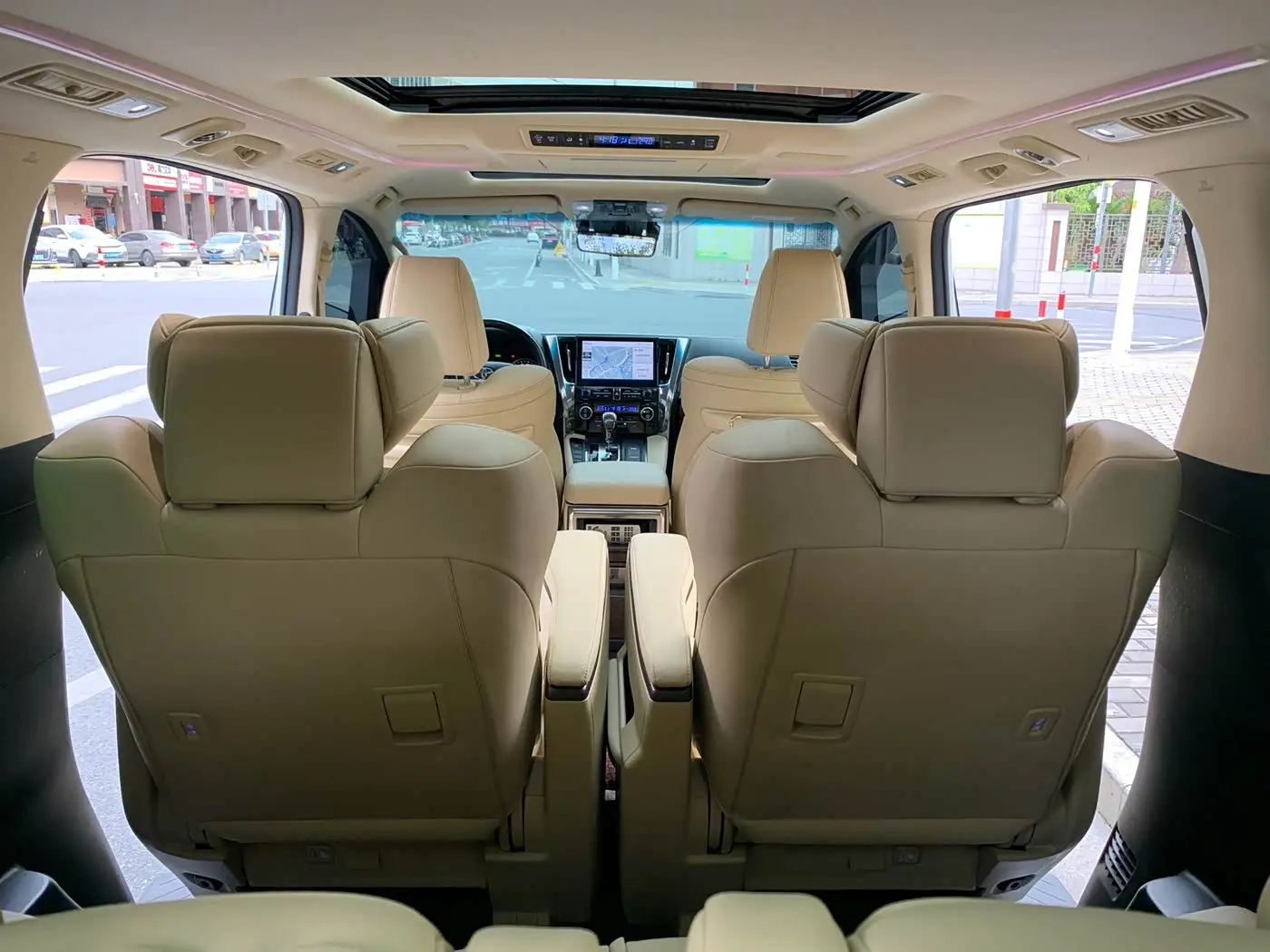 Toyota Alphard 2022 — Photo 12/13