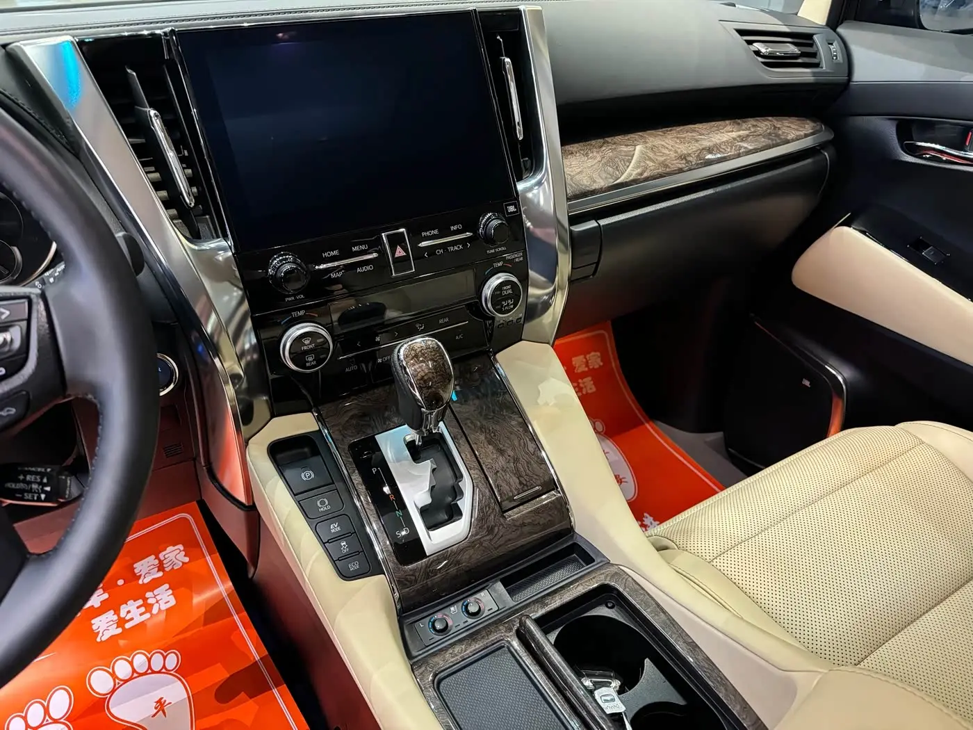 Toyota Alphard 2023 — Photo 16/16