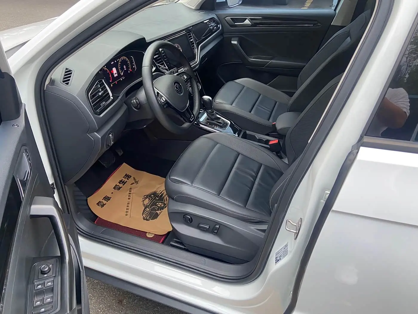 Volkswagen T-ROC 2023 — Photo 9/16