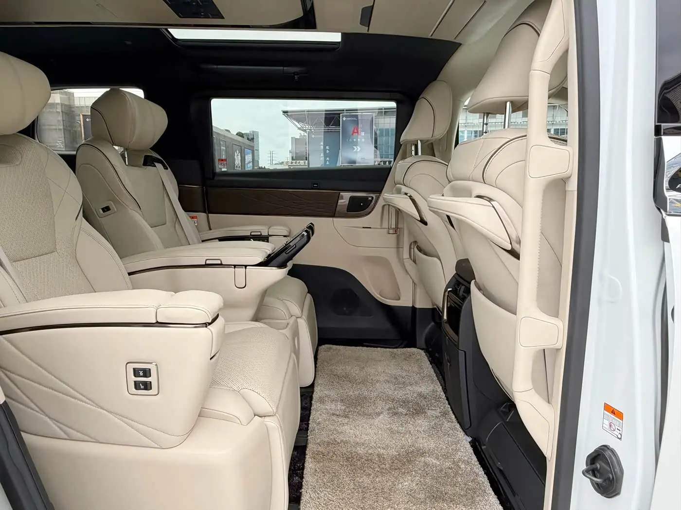 Toyota Alphard 2023 — Photo 16/19