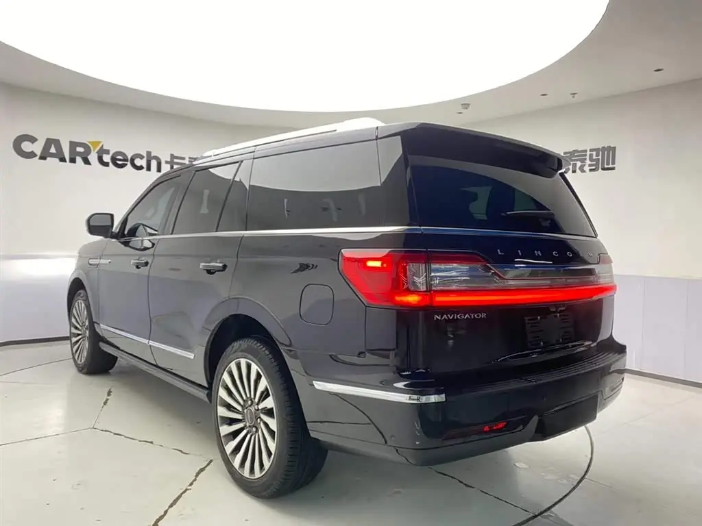 Lincoln Navigator 2021 — ფოტო 7/20