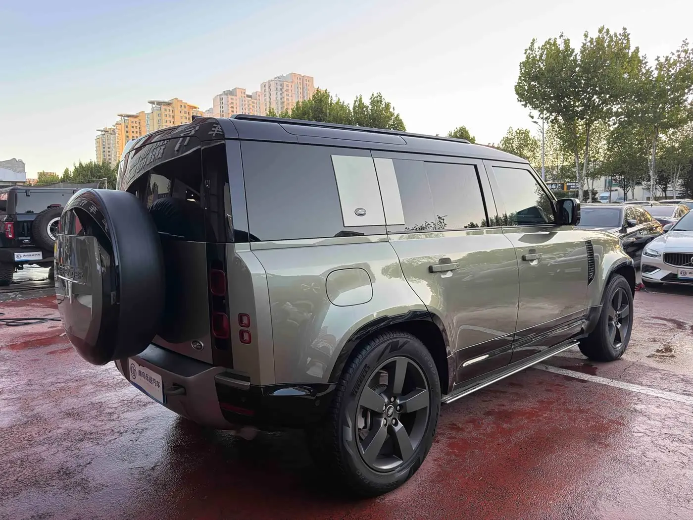 Land Rover Defender 2023 — Photo 6/16