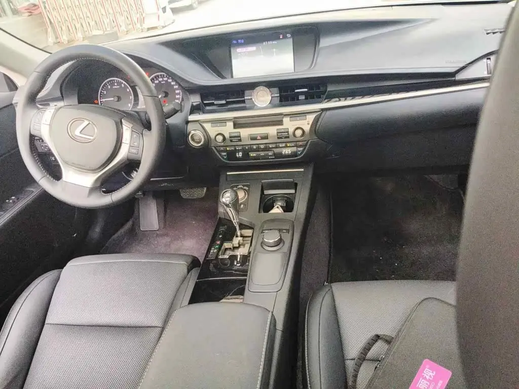 Lexus ES 2015 — Photo 12/15