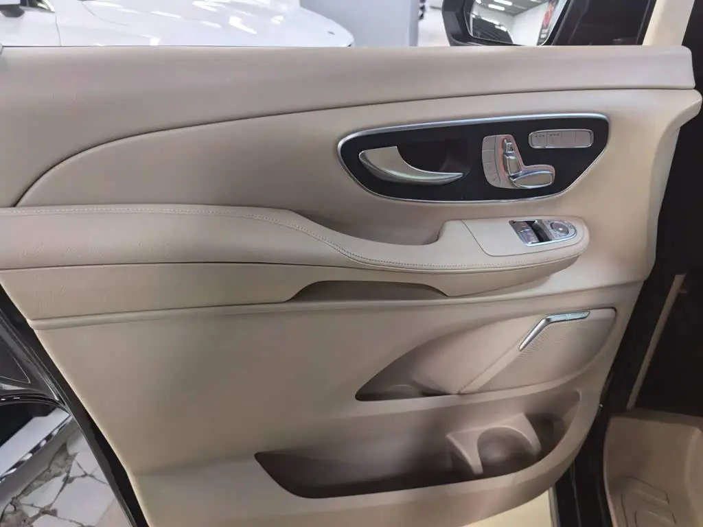 Mercedes-Benz V-Class 2021 — Photo 12/16