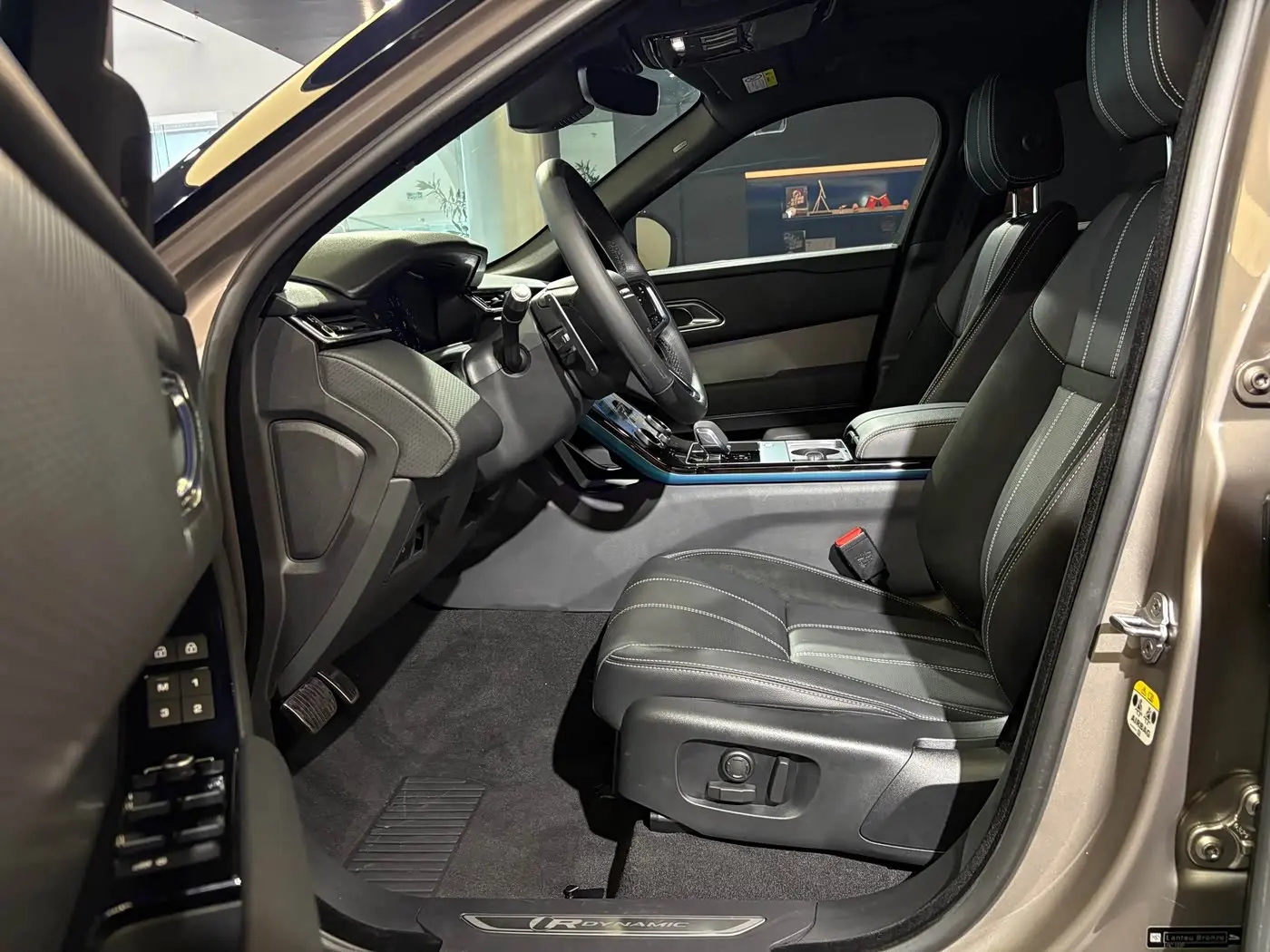 Land Rover Range Rover Velar 2022 — Фото 9/20