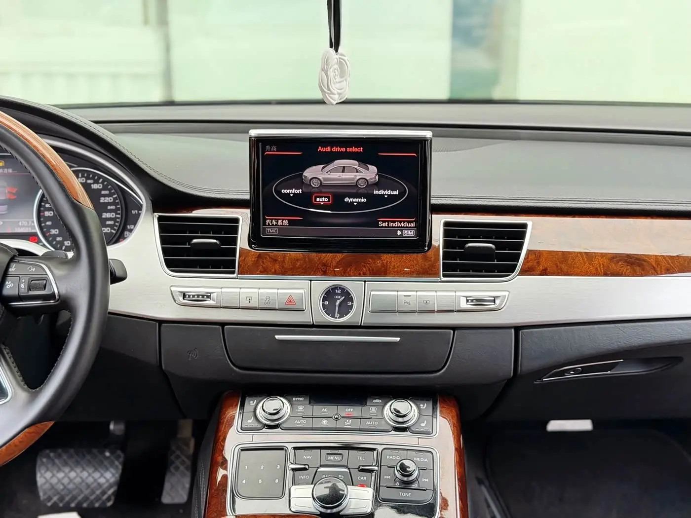 Audi A8 2011 — Photo 13/20