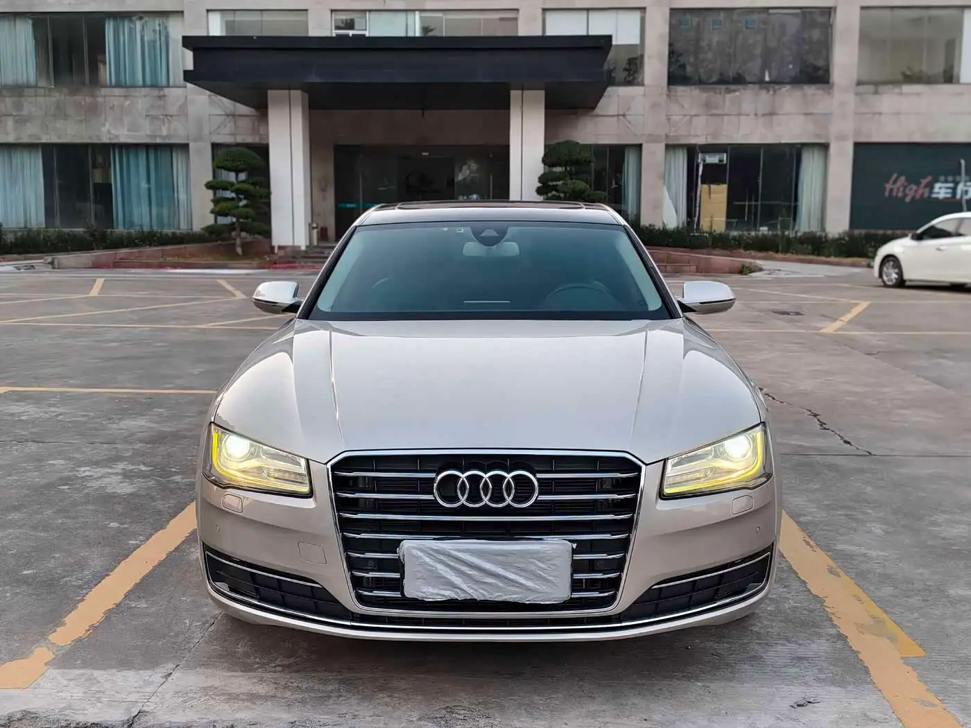Audi A8 2015 — Фото 2/20