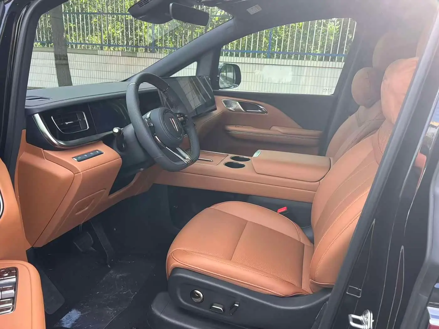 Hongqi HQ9 PHEV 2026 — Photo 9/13