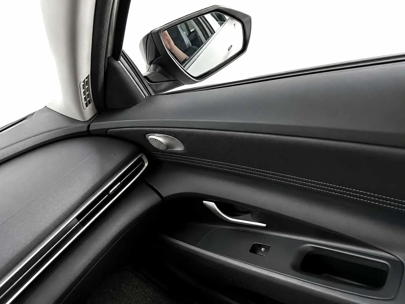 Hyundai Elantra 2023 — Photo 12/20