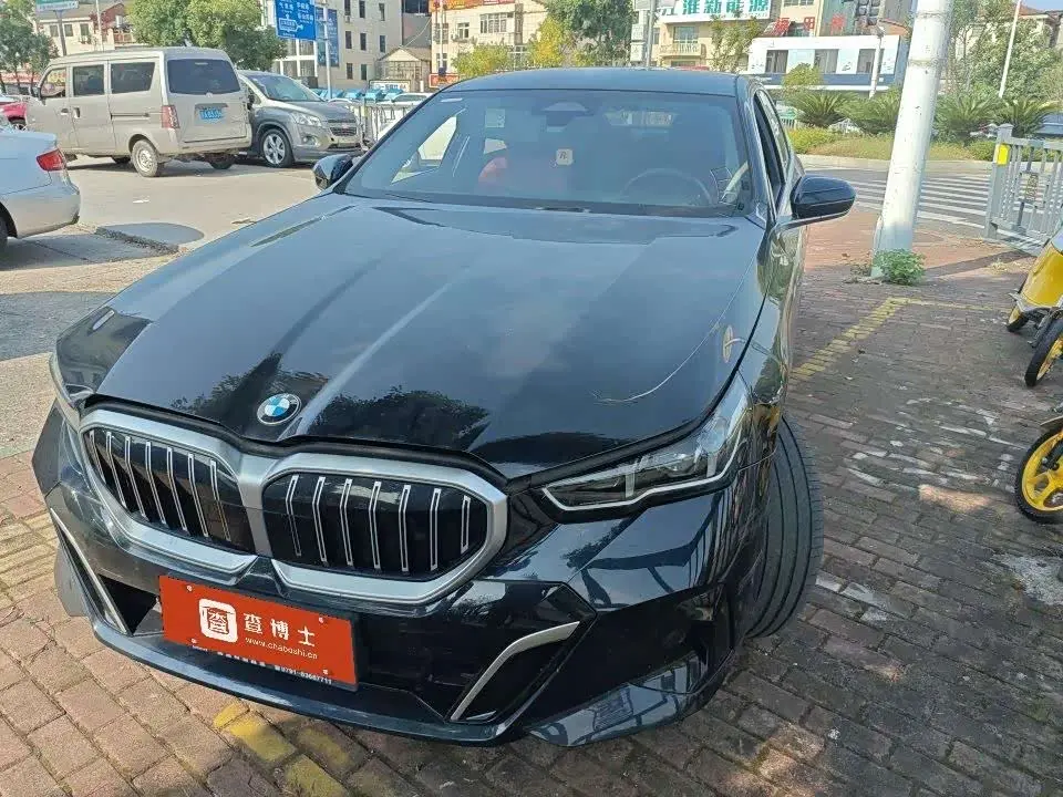 BMW 5 Series 2025 — Photo 1/9