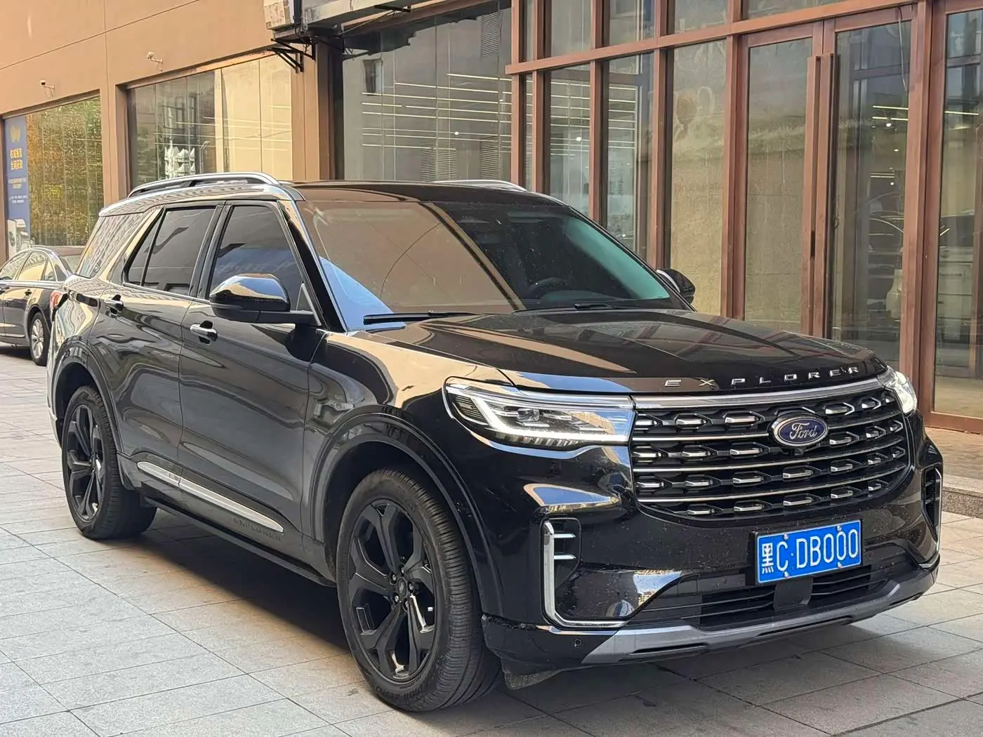 Ford Explorer 2025 — Photo 2/10