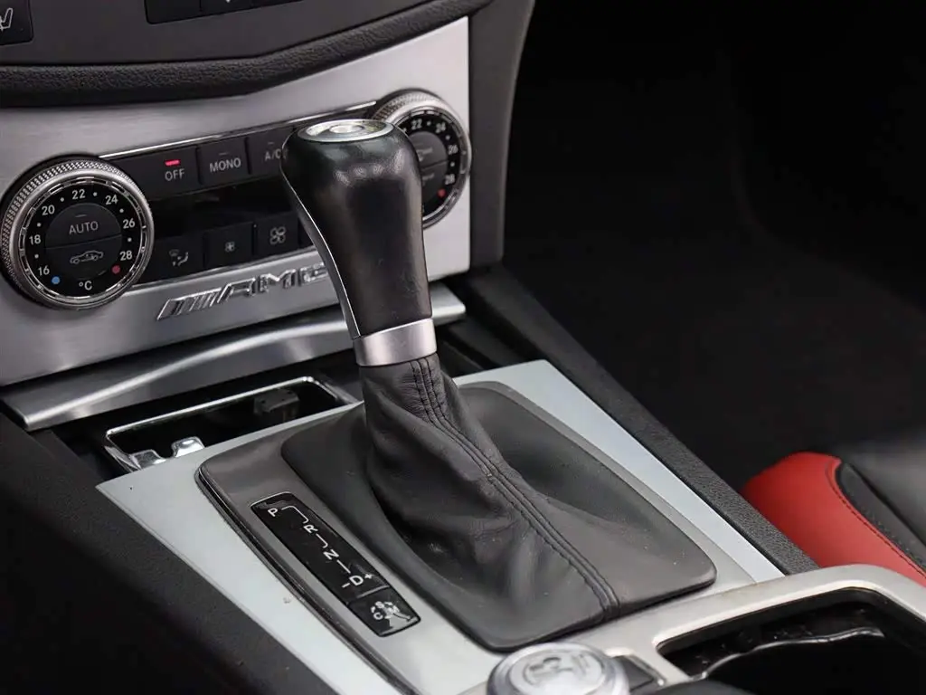 Mercedes-Benz C-Class AMG 2010 — Şəkil 9/20