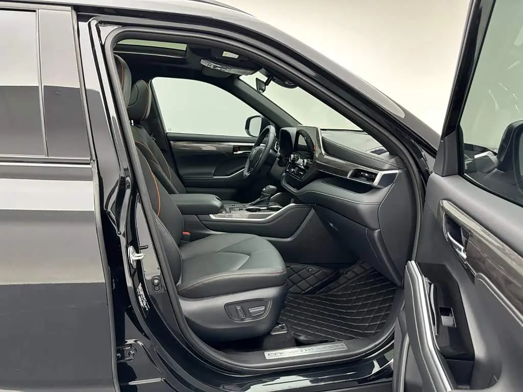 Toyota Crown Kluger 2024 — Photo 18/20