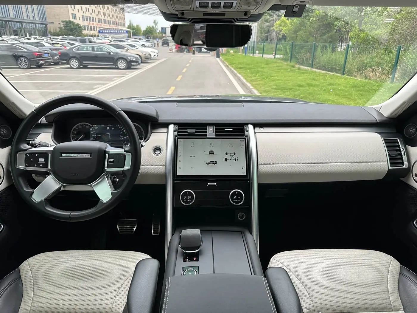 Land Rover Discovery 2023 — Photo 16/20