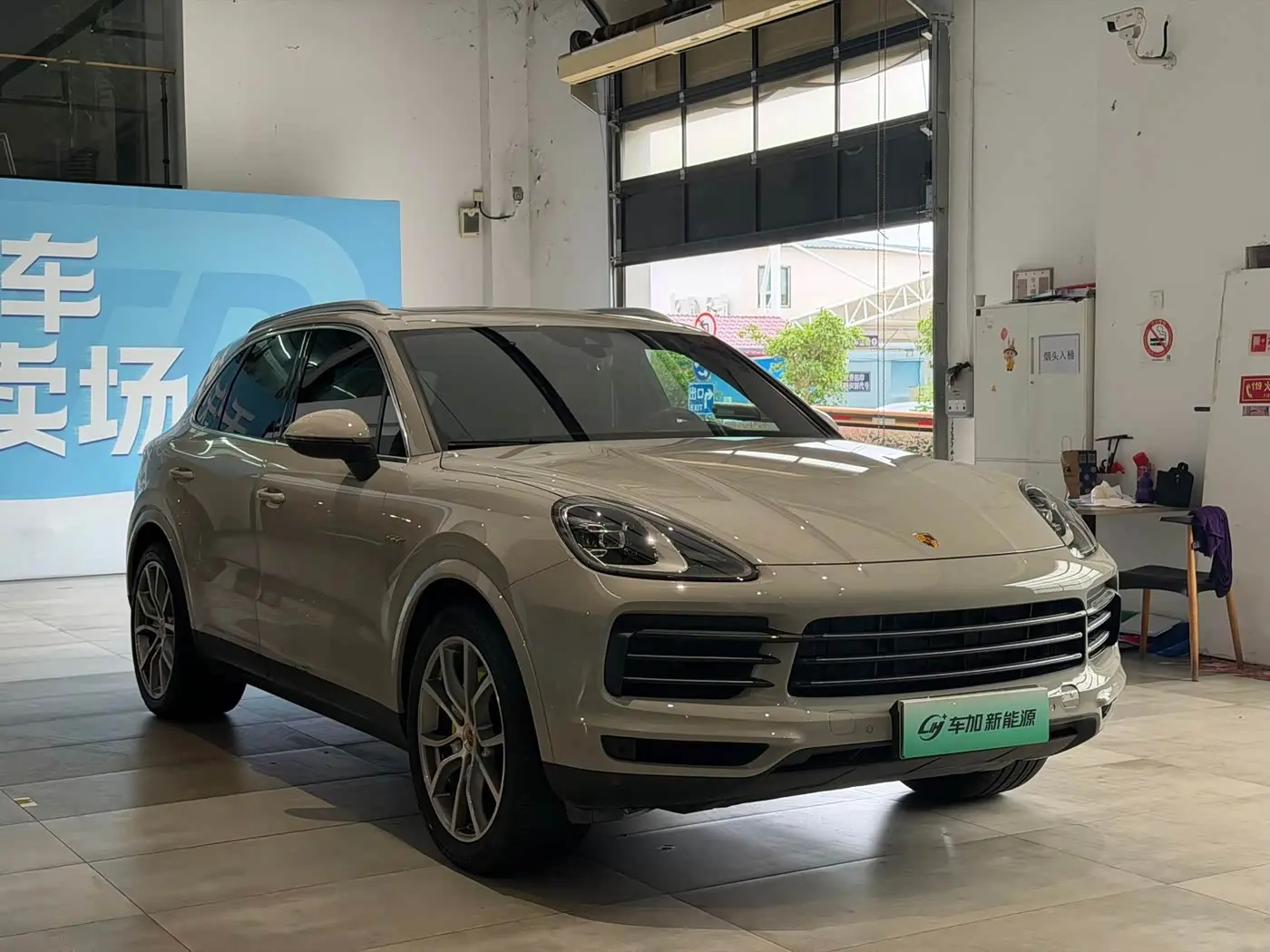 Porsche Cayenne New Energy 2023 — Photo 3/9