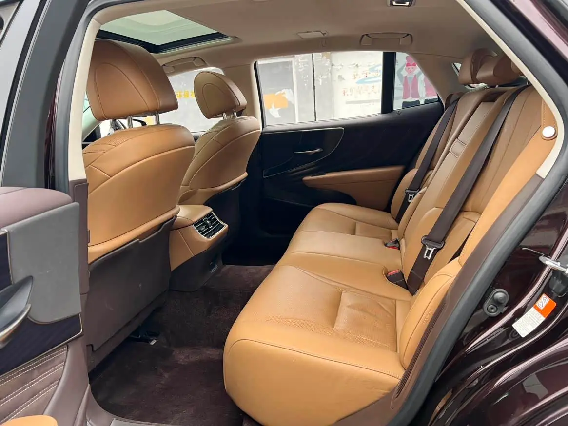 Lexus LS 2020 — Photo 8/16