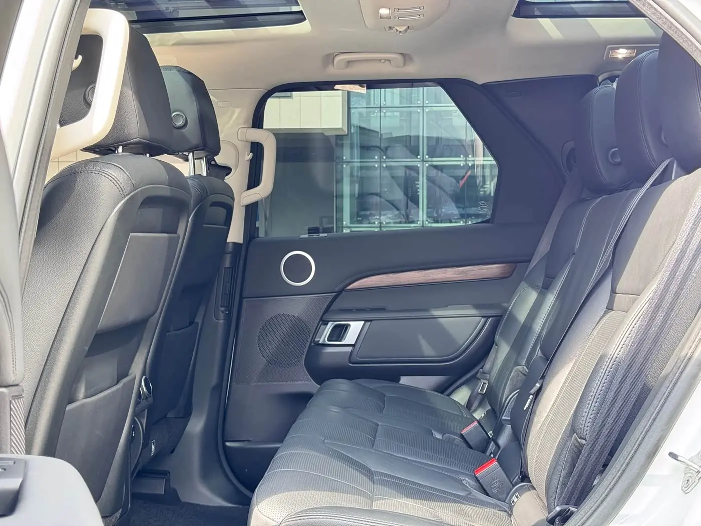 Land Rover Discovery 2019 — Фото 14/20