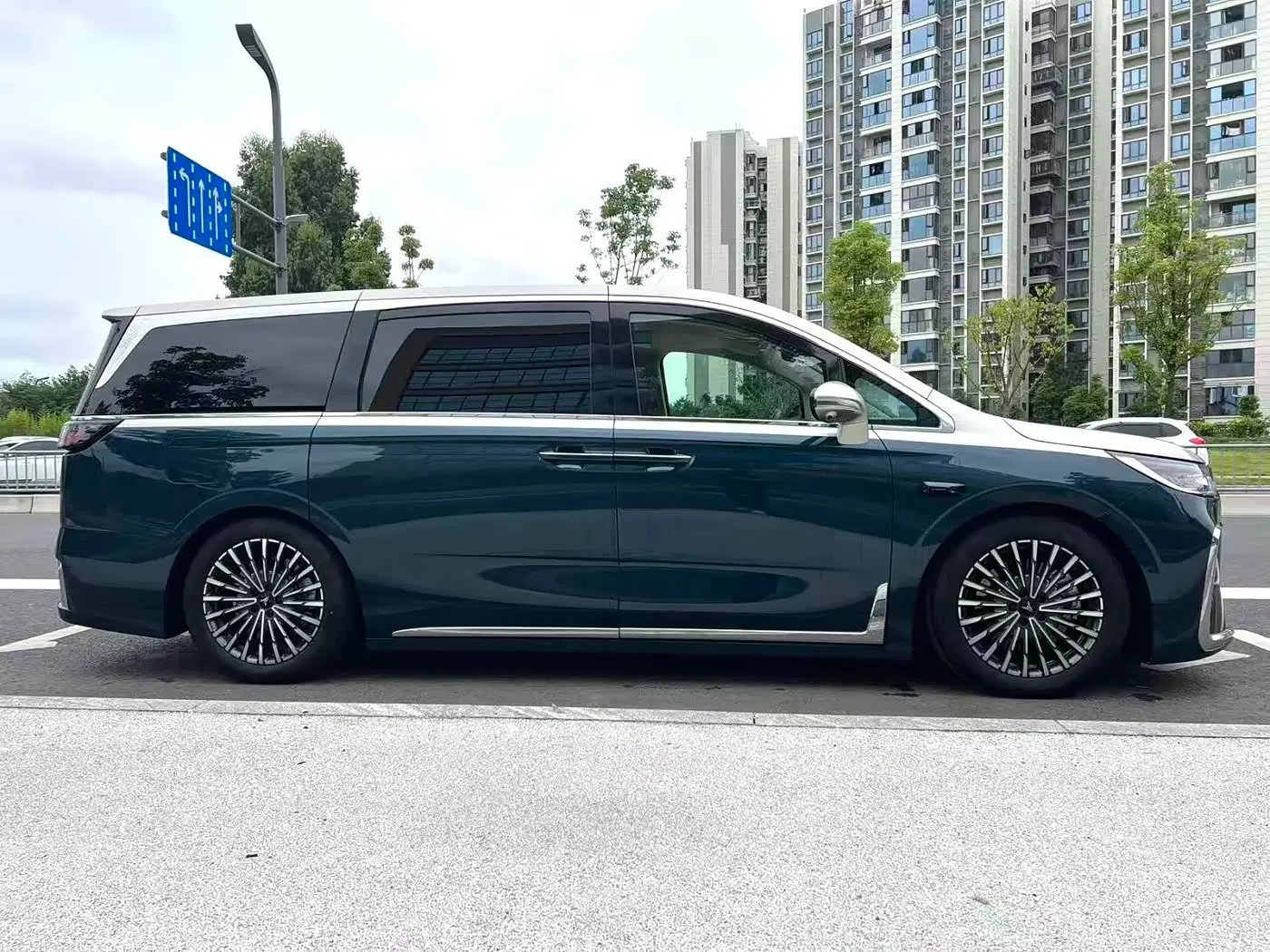 Voyah Auto Voyah Dreamer 2025 — Photo 13/14