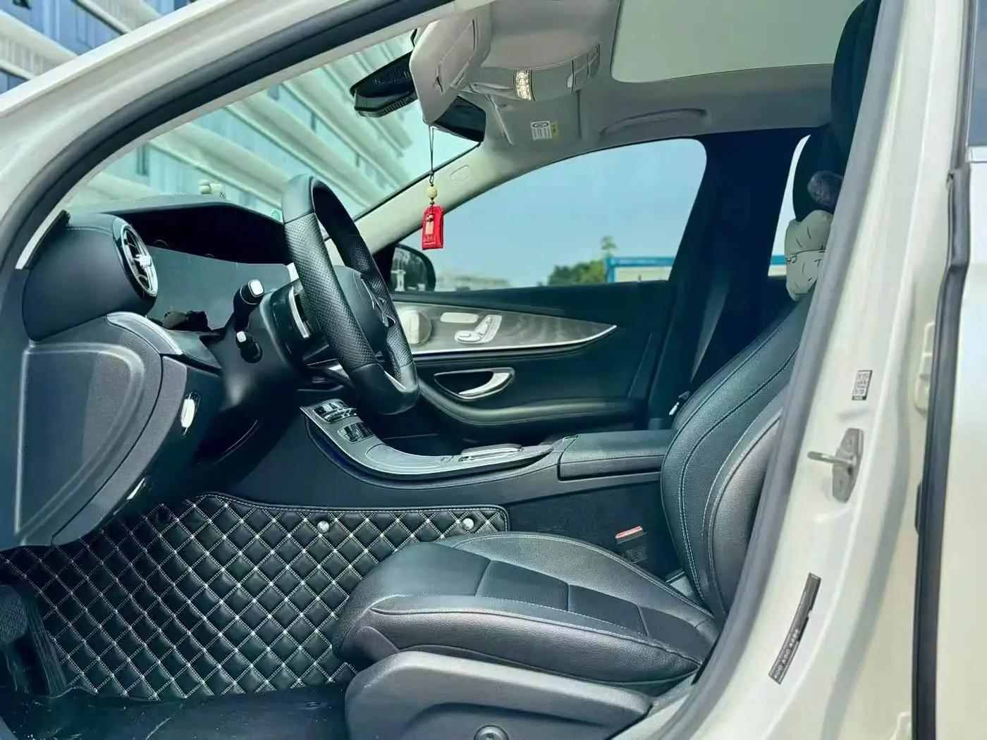 Mercedes-Benz E-Class 2023 — Photo 7/9