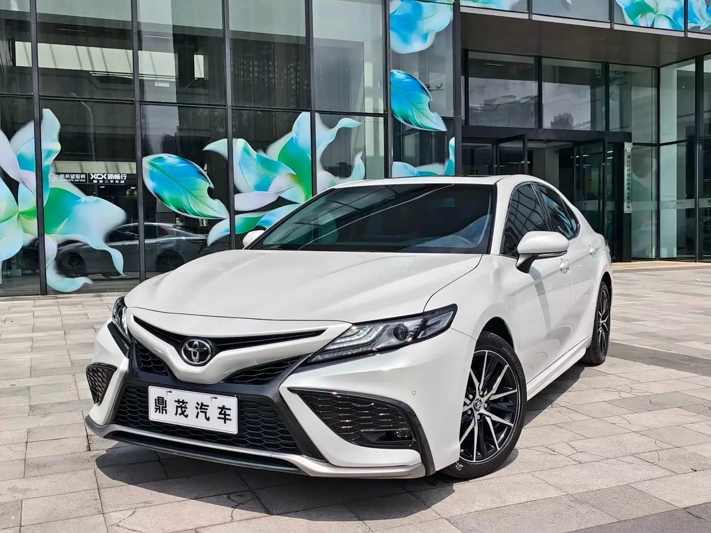 Toyota Camry 2023 — Фото 1/20
