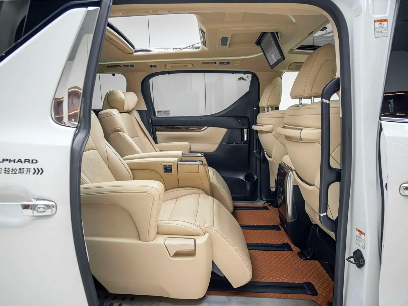 Toyota Alphard 2019 — Photo 16/20