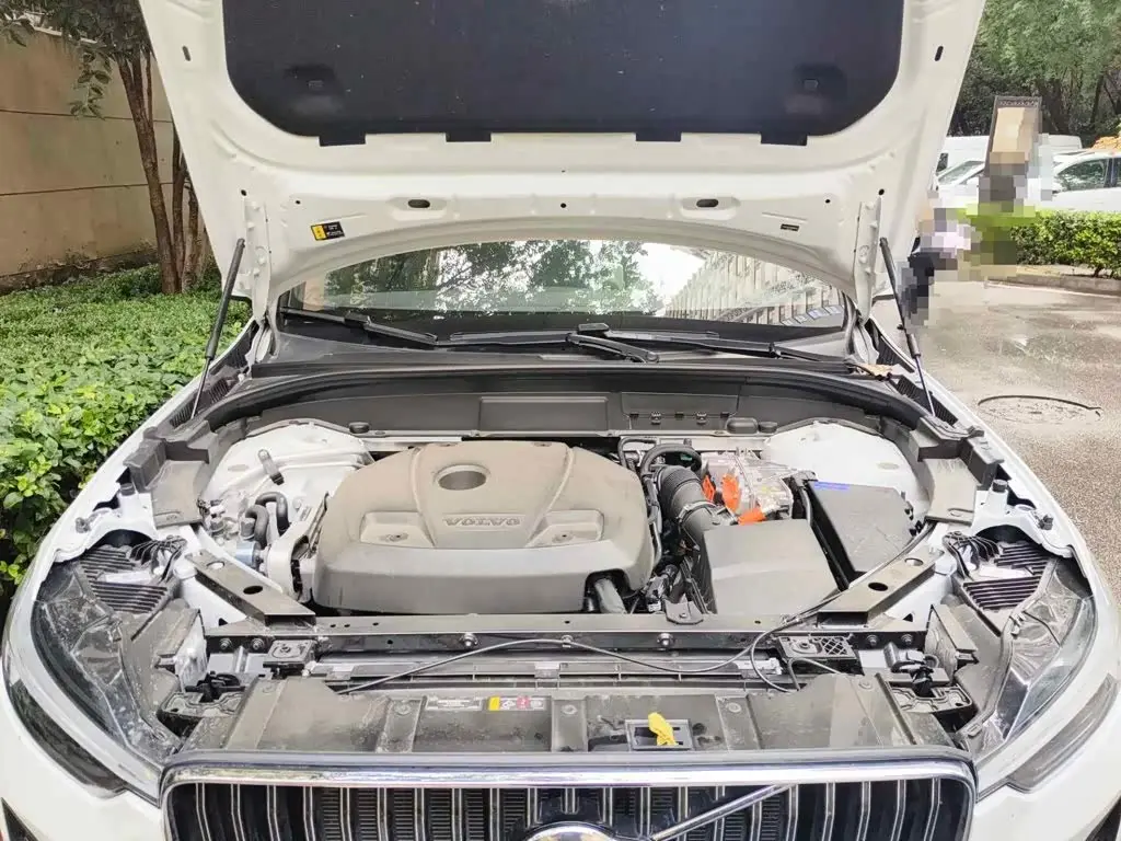 Volvo XC60 Plug-in Hybrid 2024 — Şəkil 3/13