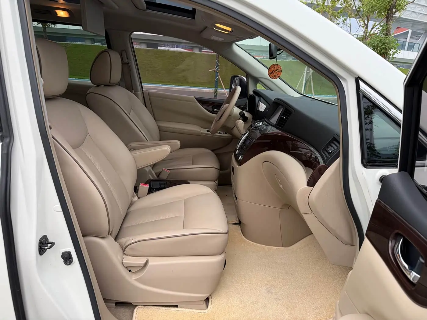 Nissan Quest 2017 — Photo 8/18