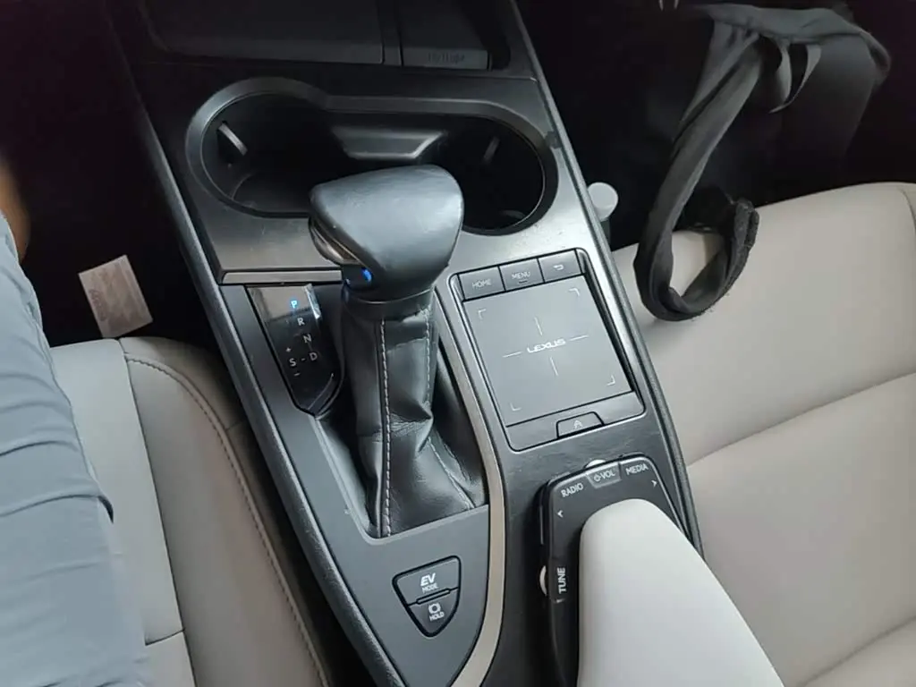 Lexus UX 2020 — Photo 14/20