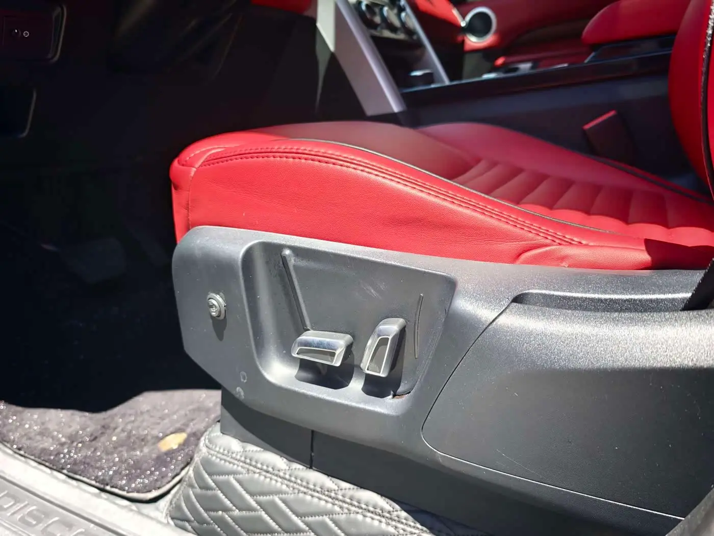 Land Rover Discovery 2020 — Photo 15/20