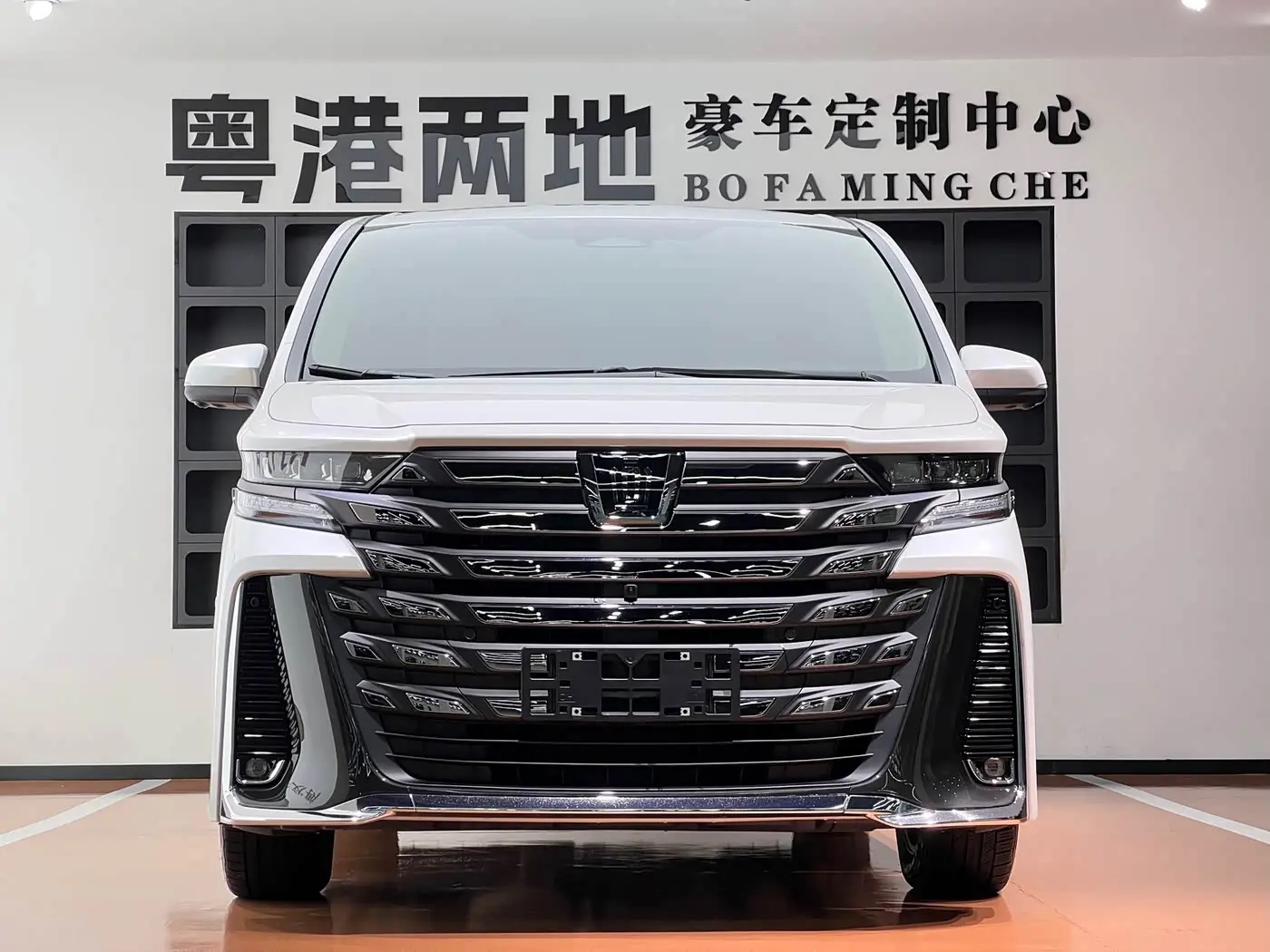 Toyota Vellfire 2023 — ფოტო 2/20