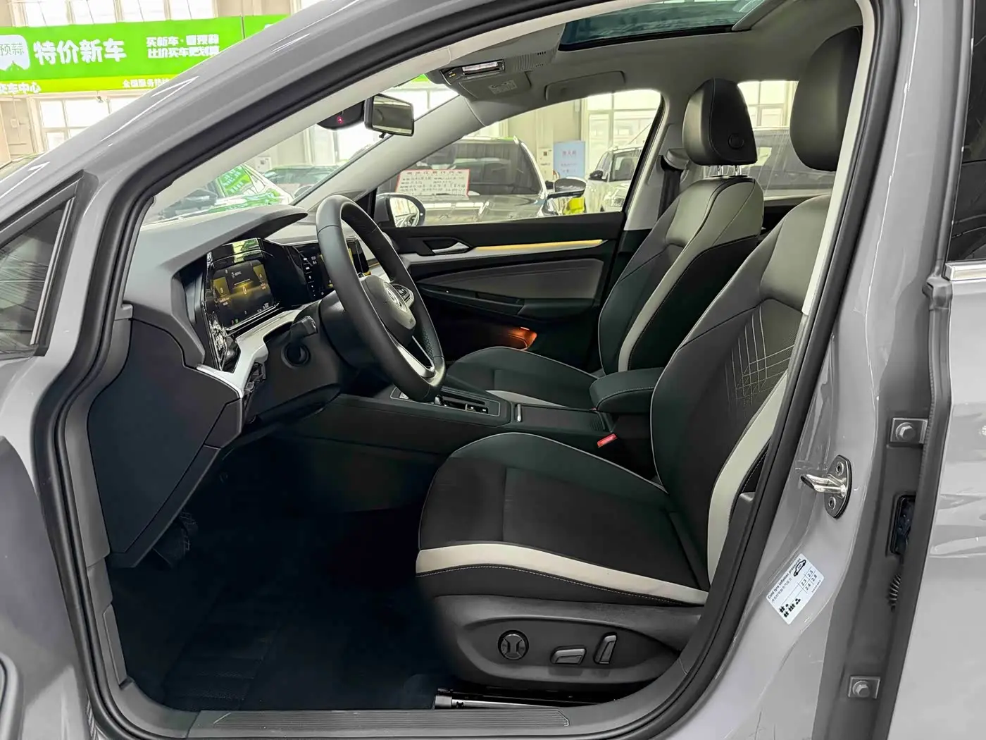 Volkswagen Golf 2023 — Photo 8/20