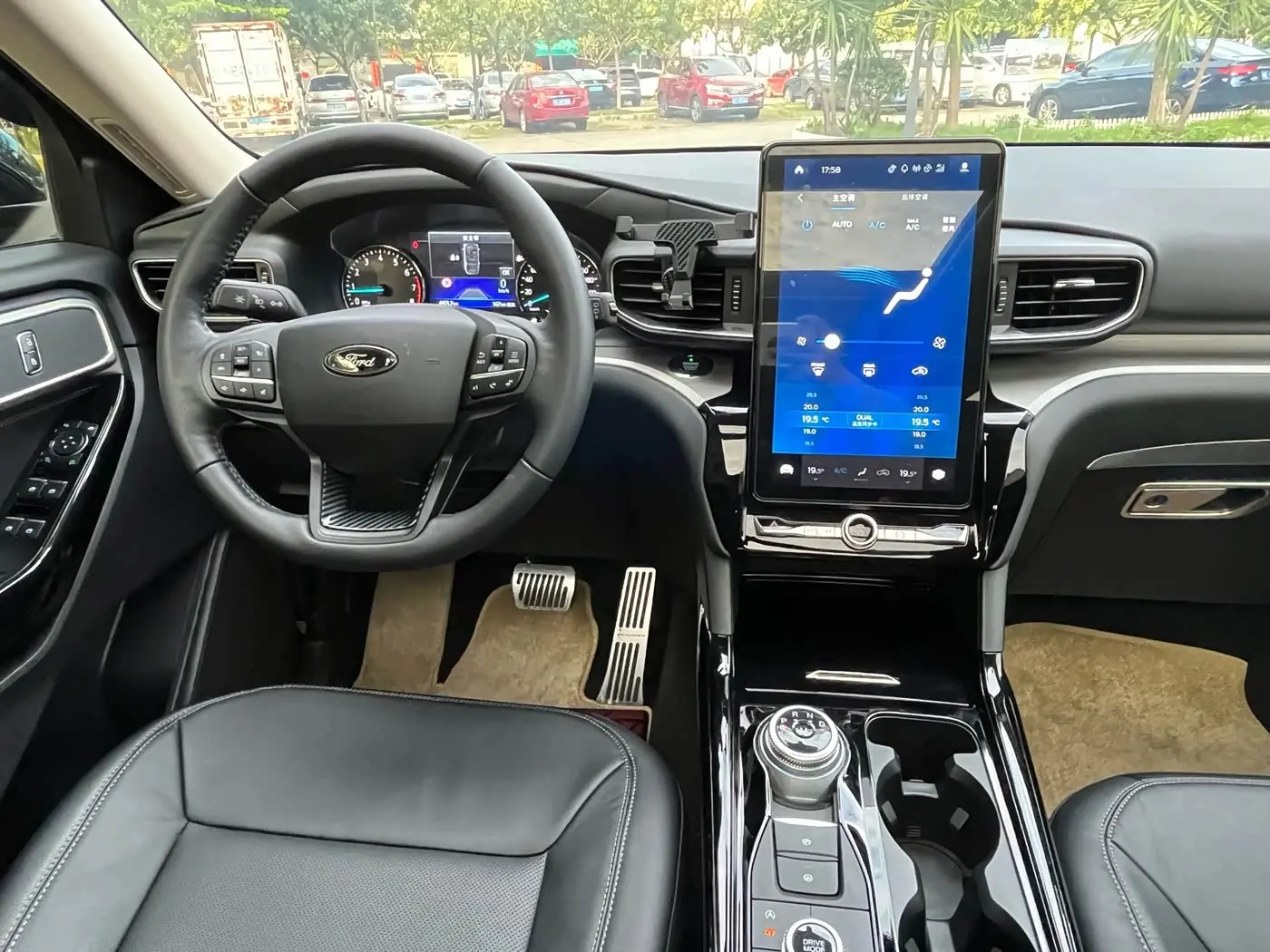 Ford Explorer 2022 — Photo 4/13