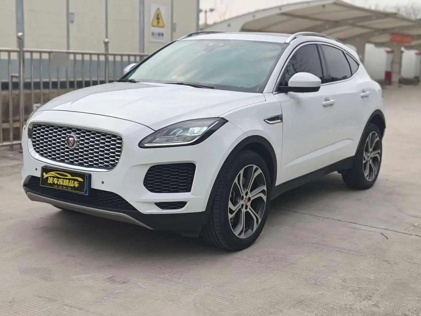 Jaguar E-PACE 2022 — Фото 1/16