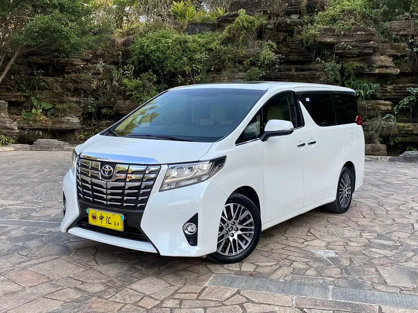 Toyota Alphard 2015 — Photo 1/20