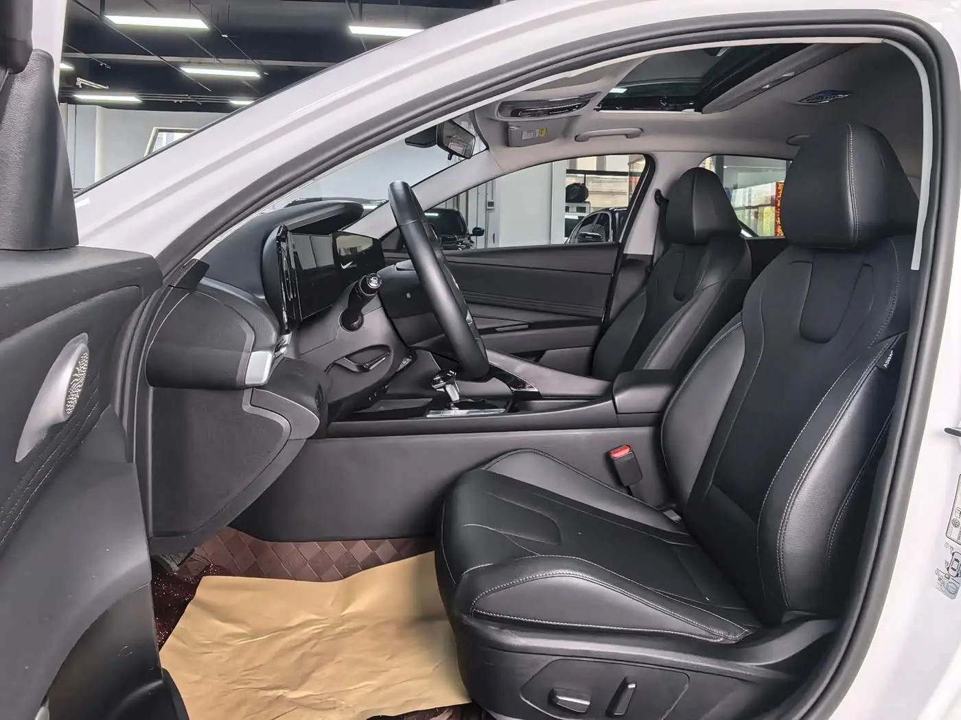 Hyundai Elantra 2023 — Photo 8/20