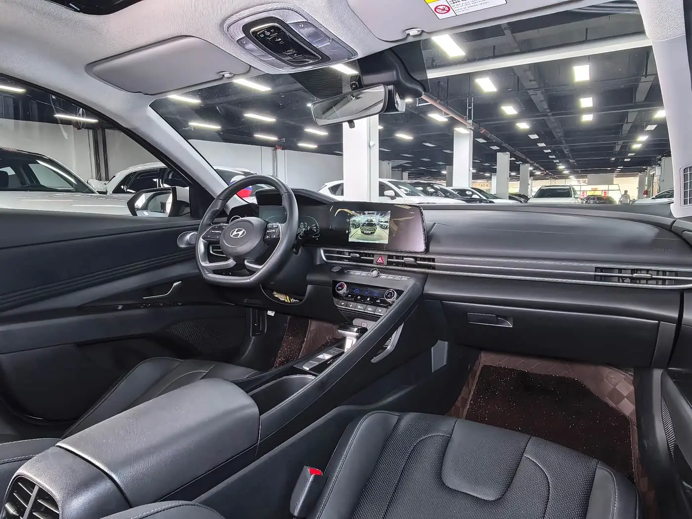 Hyundai Elantra 2023 — Photo 16/20