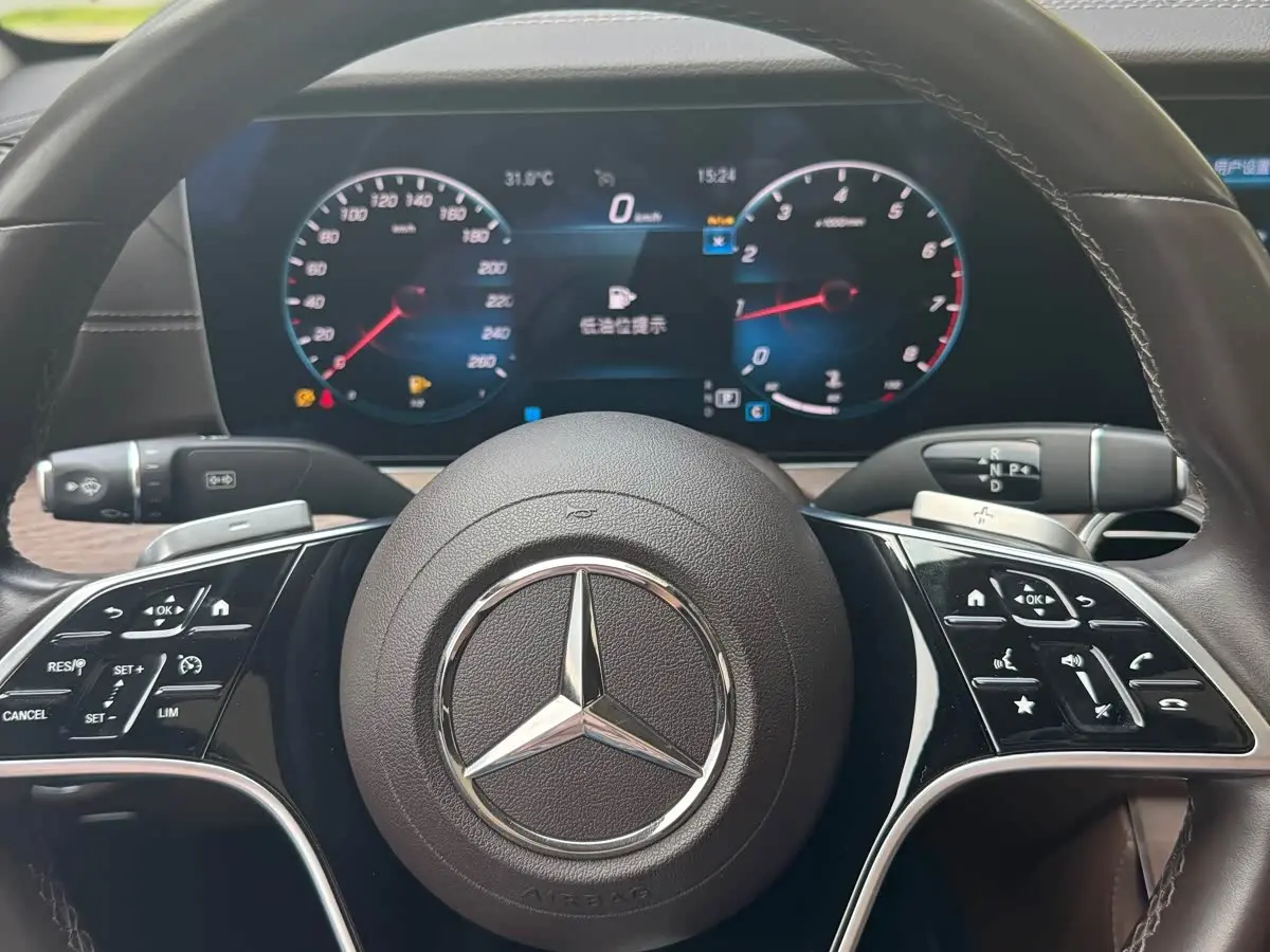Mercedes-Benz E-Class 2023 — Photo 7/13