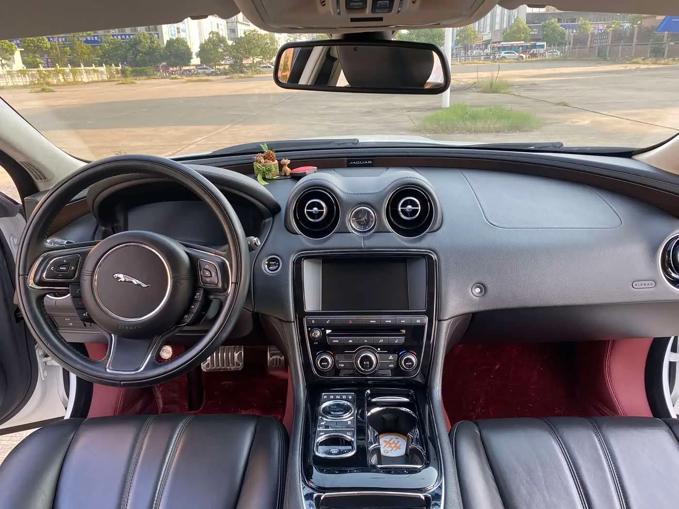 Jaguar XJ 2015 — Photo 6/9