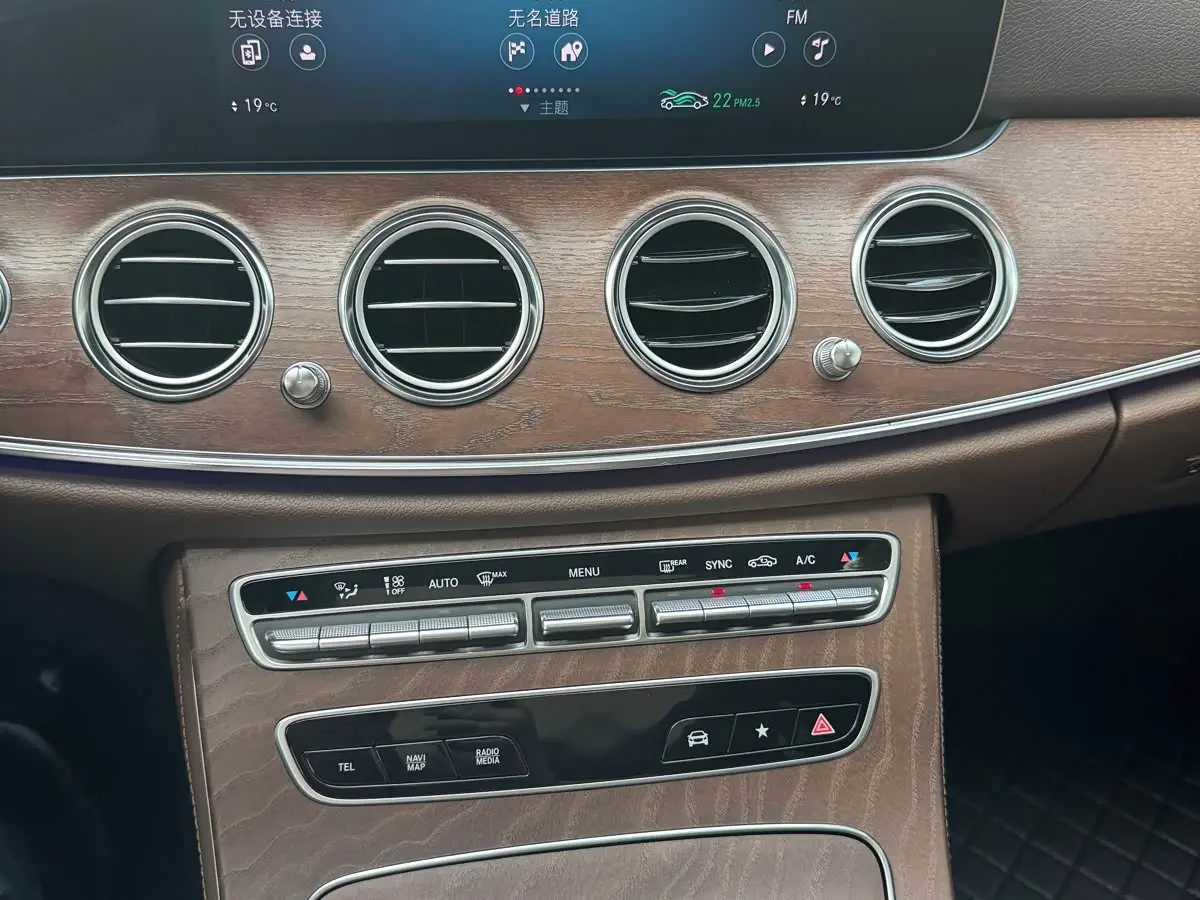 Mercedes-Benz E-Class 2023 — Photo 8/13