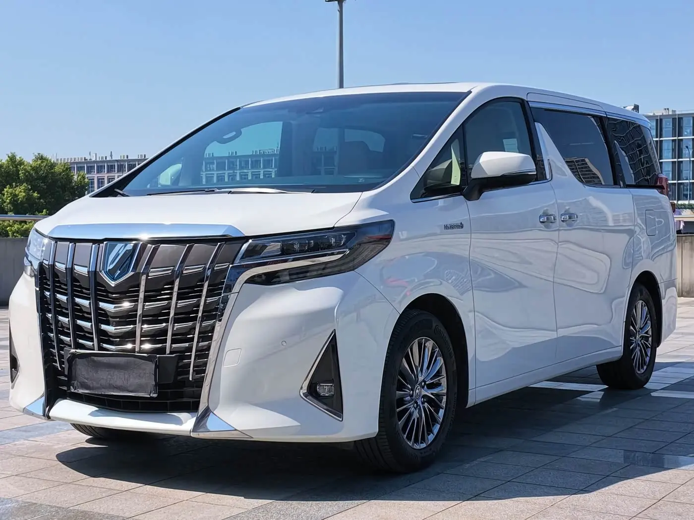 Toyota Alphard 2021 — Photo 1/10