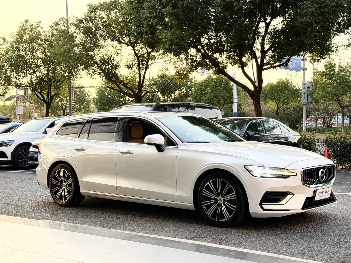 Volvo V60 2020 — Фото 3/18