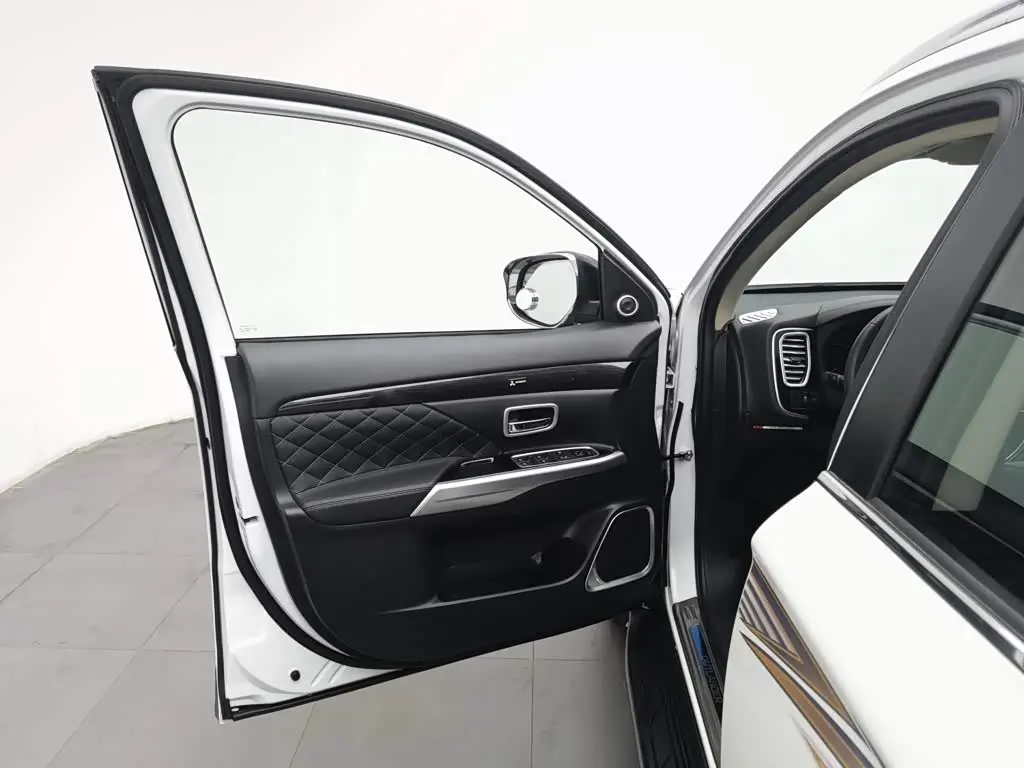 Mitsubishi Outlander 2020 — Photo 8/20