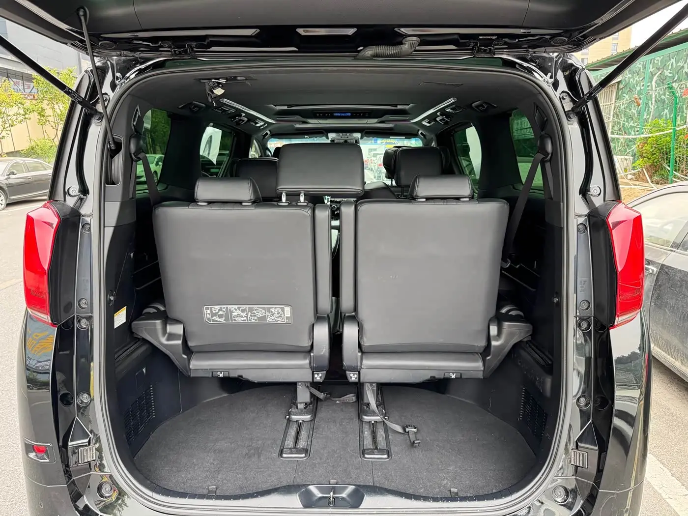 Toyota Alphard 2020 — Photo 15/18