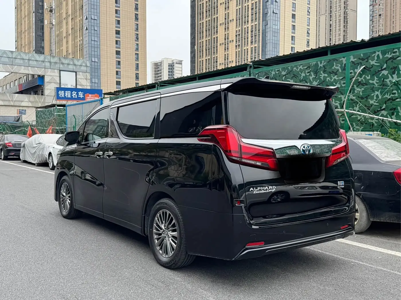 Toyota Alphard 2020 — Photo 17/18