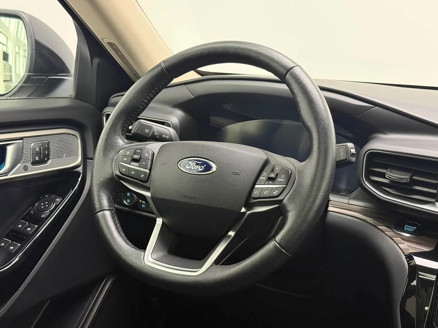 Ford Explorer 2021 — Фото 15/20